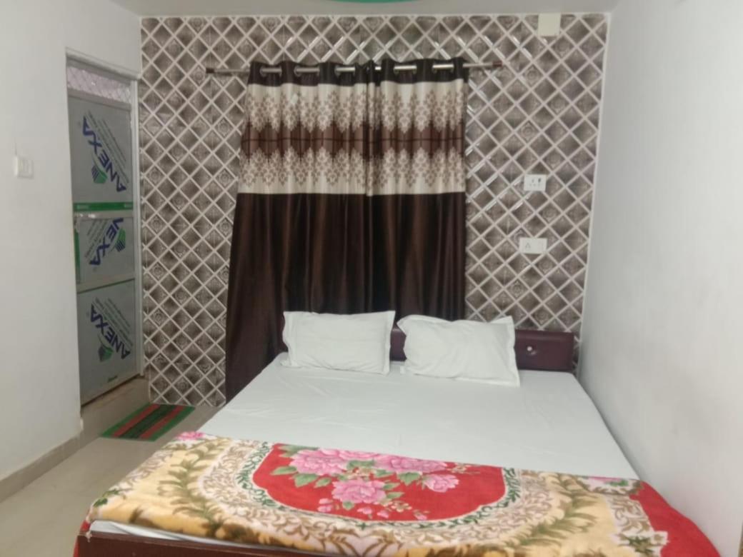 New Hotel Yatri Niwas Waranasi Zewnętrze zdjęcie