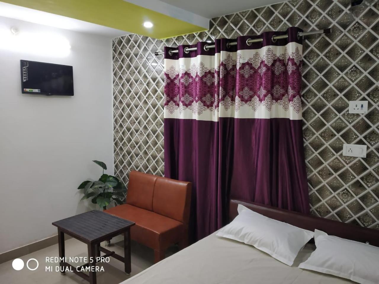 New Hotel Yatri Niwas Waranasi Zewnętrze zdjęcie