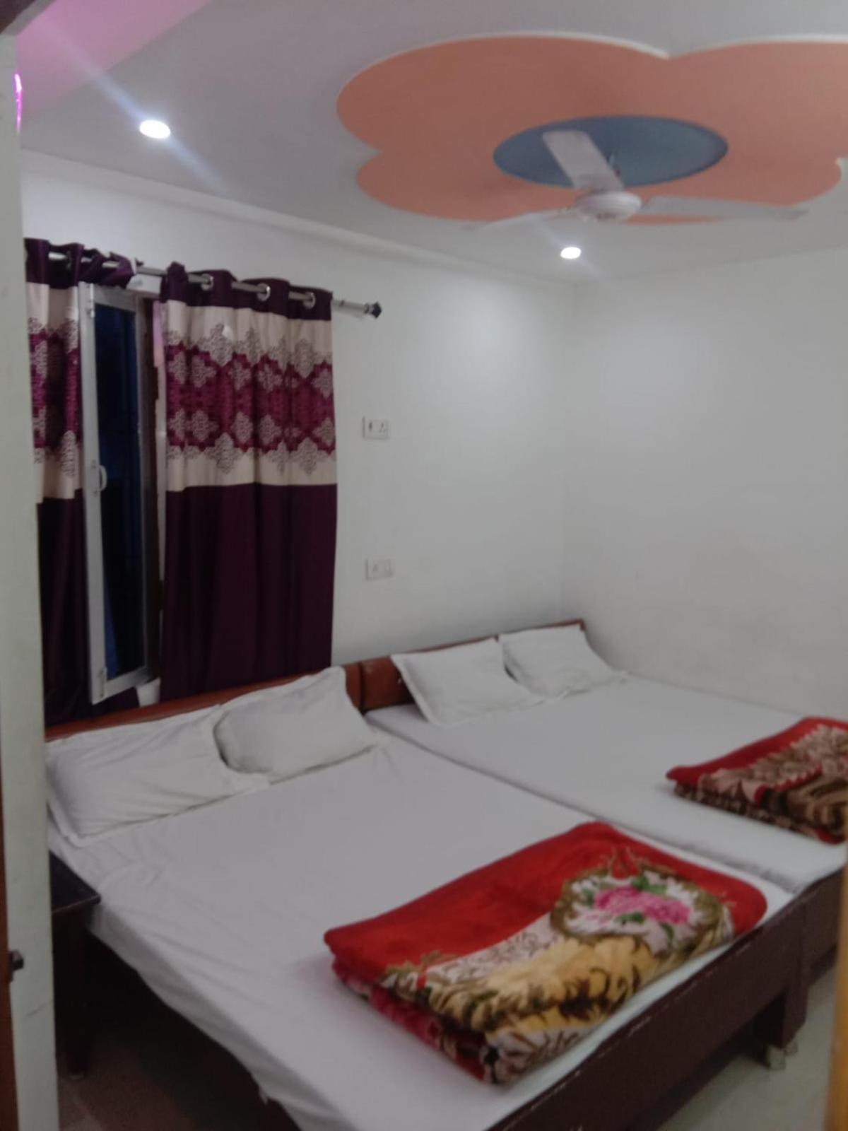 New Hotel Yatri Niwas Waranasi Zewnętrze zdjęcie