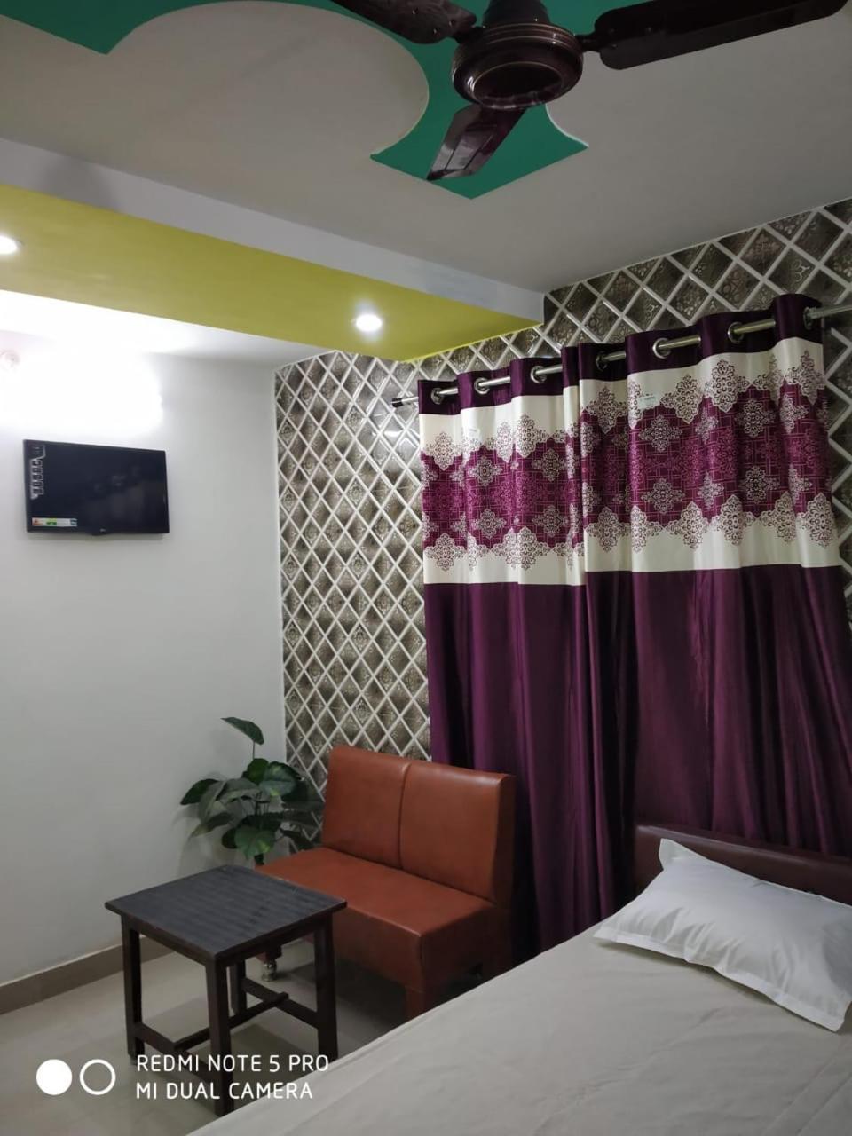 New Hotel Yatri Niwas Waranasi Zewnętrze zdjęcie